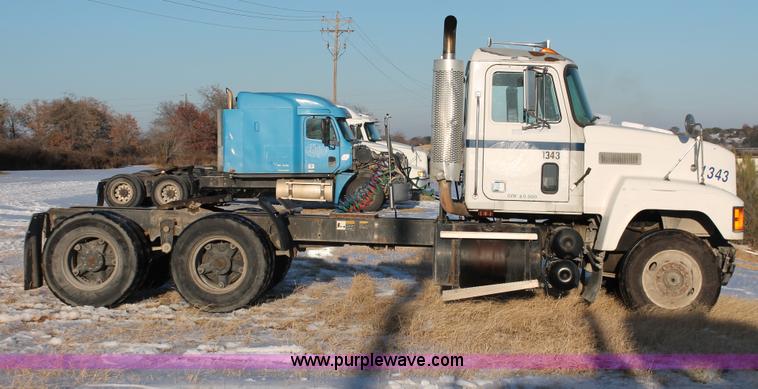 image for item H8375 1992 Mack CH613 semi truck