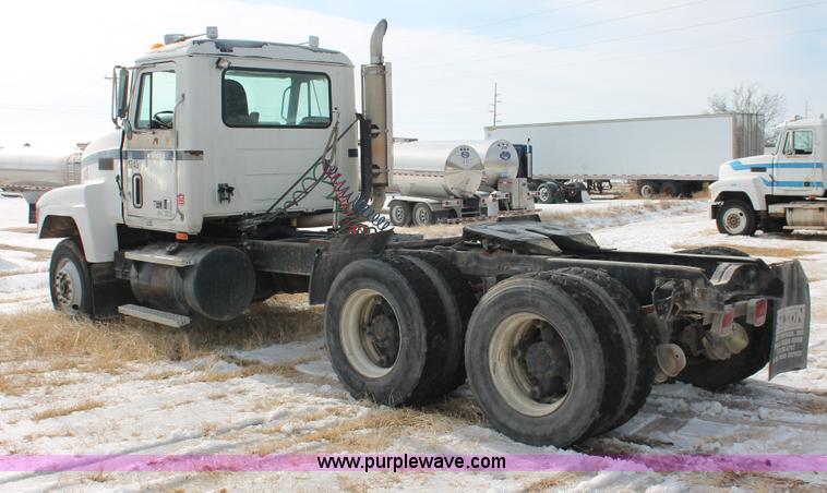 image for item H8375 1992 Mack CH613 semi truck