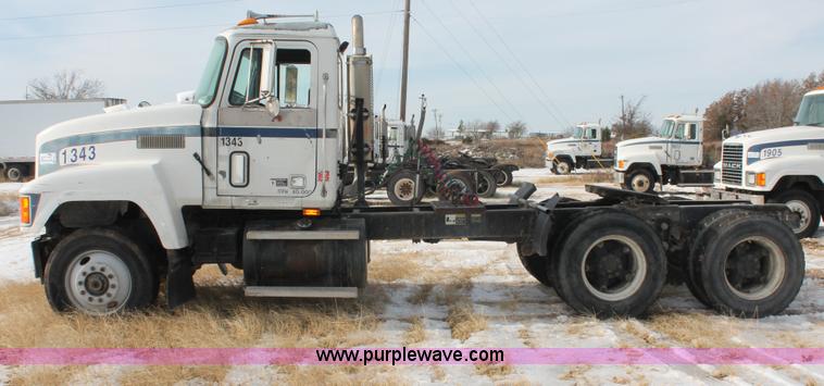 image for item H8375 1992 Mack CH613 semi truck