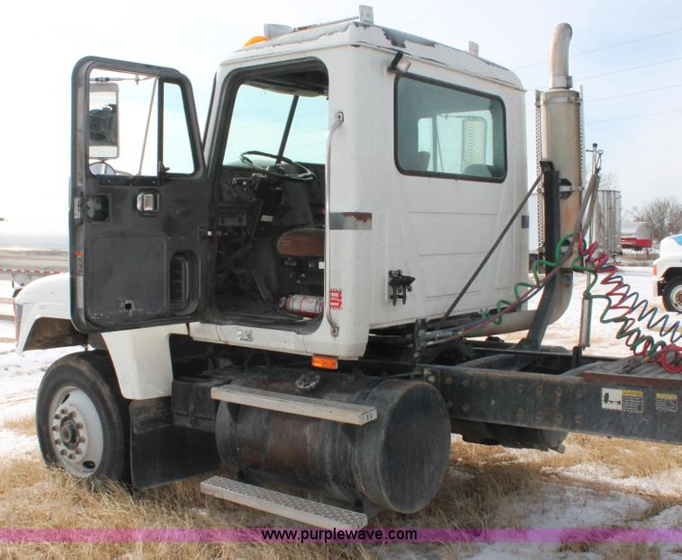 image for item H8375 1992 Mack CH613 semi truck