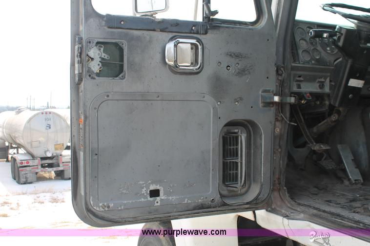 image for item H8375 1992 Mack CH613 semi truck