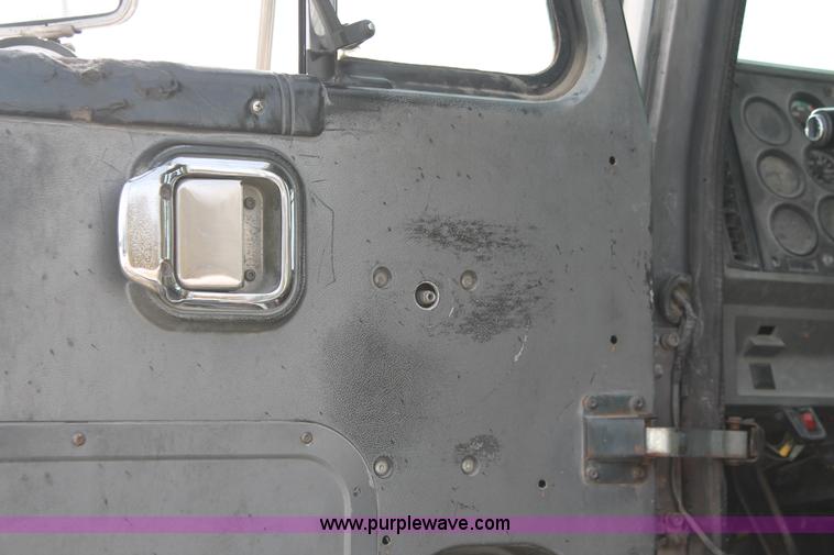 image for item H8375 1992 Mack CH613 semi truck