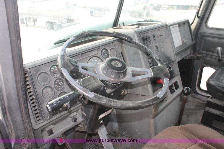 image for item H8375 1992 Mack CH613 semi truck