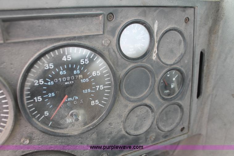 image for item H8375 1992 Mack CH613 semi truck