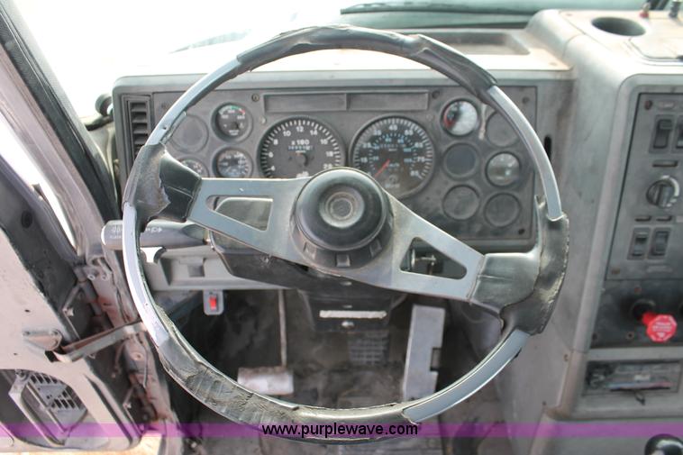 image for item H8375 1992 Mack CH613 semi truck