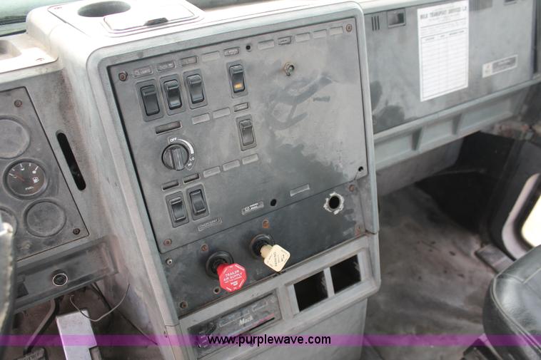 image for item H8375 1992 Mack CH613 semi truck