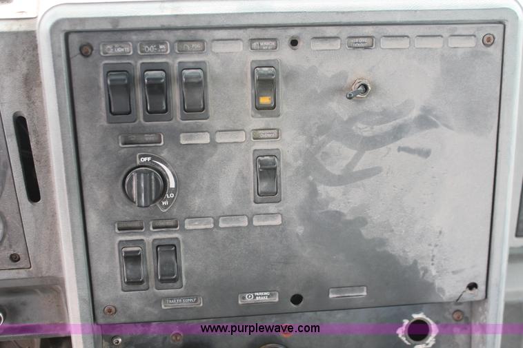 image for item H8375 1992 Mack CH613 semi truck