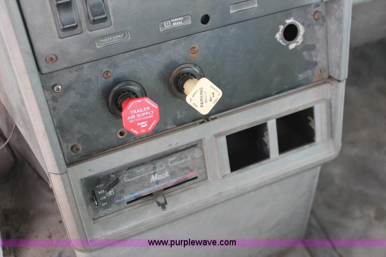 image for item H8375 1992 Mack CH613 semi truck