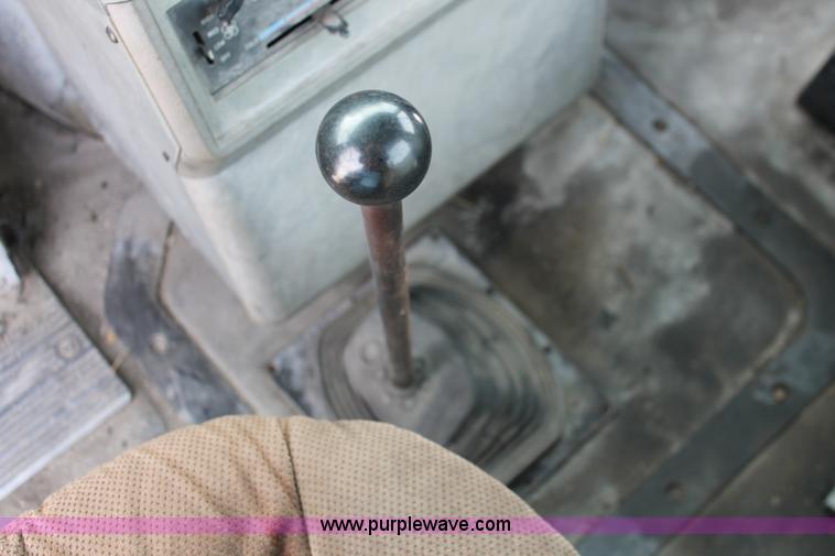 image for item H8375 1992 Mack CH613 semi truck