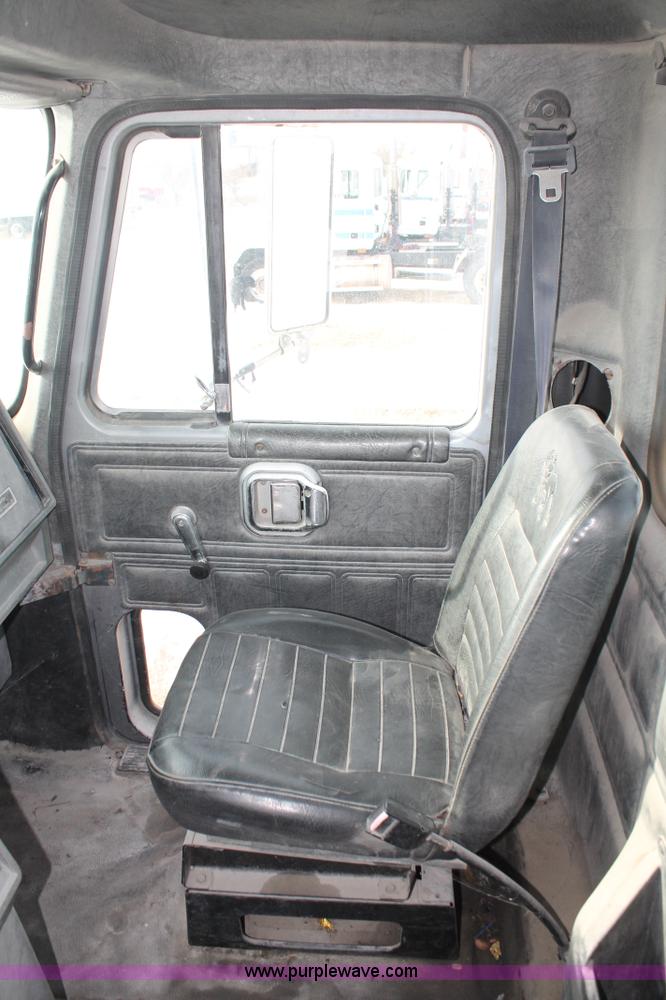 image for item H8375 1992 Mack CH613 semi truck