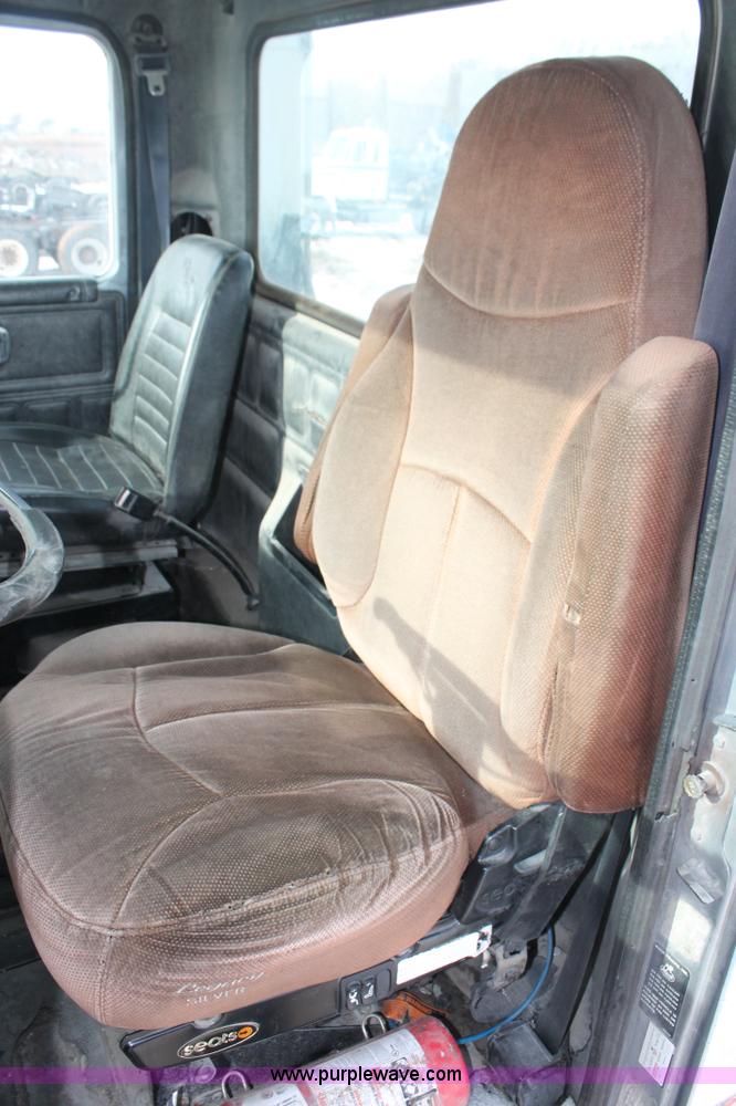 image for item H8375 1992 Mack CH613 semi truck