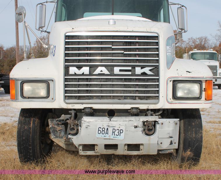 image for item H8375 1992 Mack CH613 semi truck