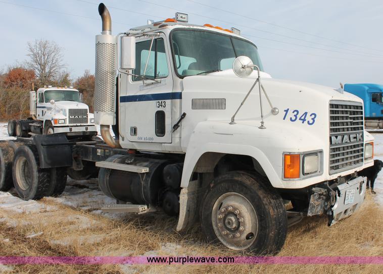 image for item H8375 1992 Mack CH613 semi truck