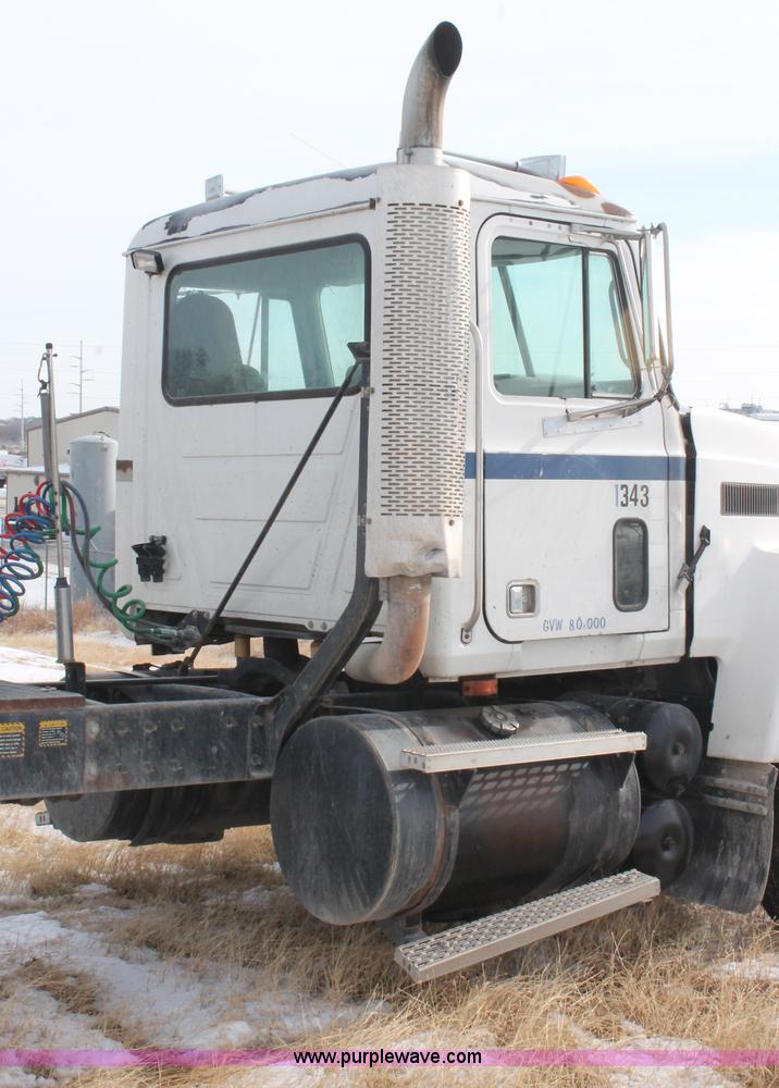 image for item H8375 1992 Mack CH613 semi truck