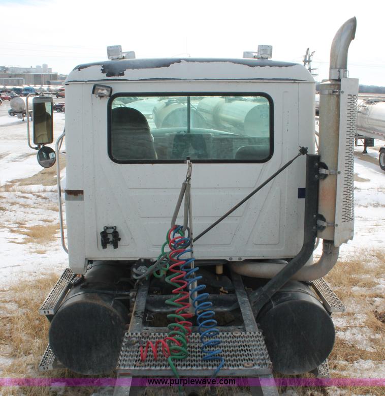 image for item H8375 1992 Mack CH613 semi truck