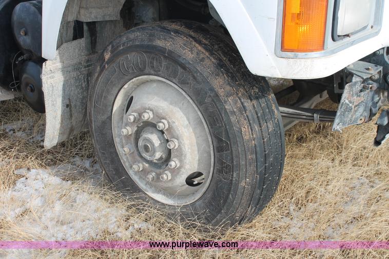 image for item H8375 1992 Mack CH613 semi truck