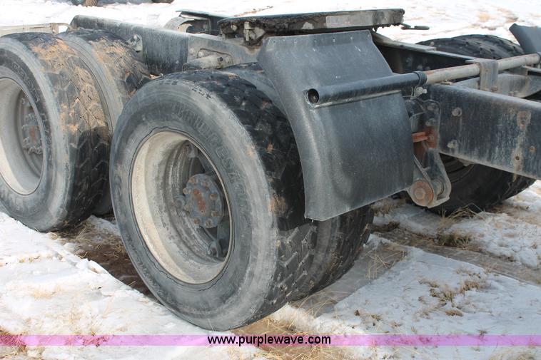 image for item H8375 1992 Mack CH613 semi truck