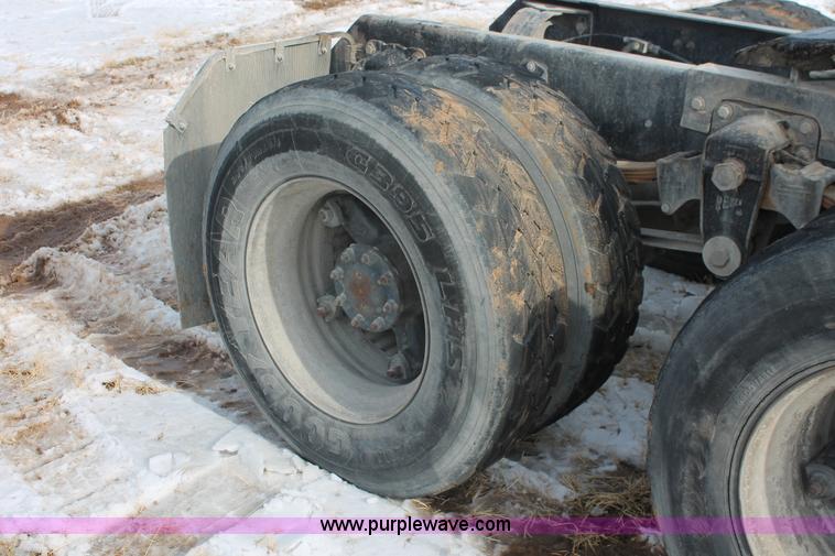 image for item H8375 1992 Mack CH613 semi truck