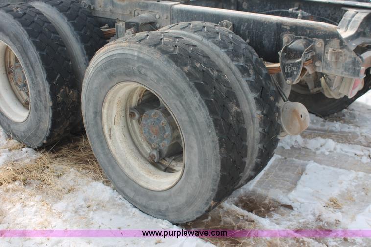 image for item H8375 1992 Mack CH613 semi truck