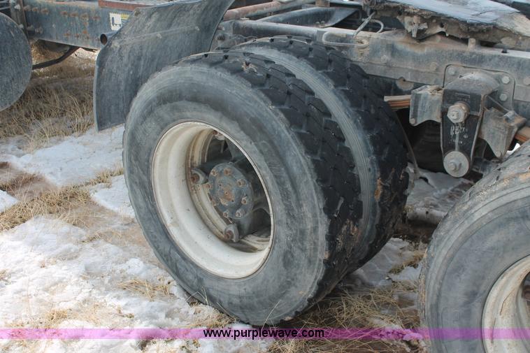 image for item H8375 1992 Mack CH613 semi truck