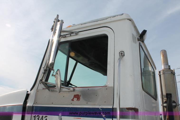 image for item H8375 1992 Mack CH613 semi truck