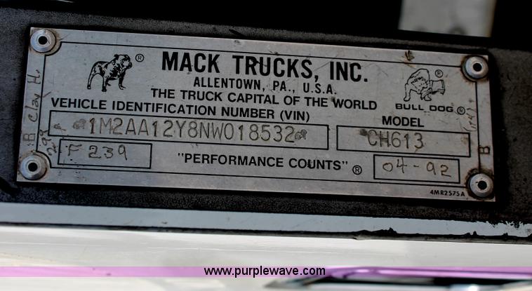image for item H8375 1992 Mack CH613 semi truck