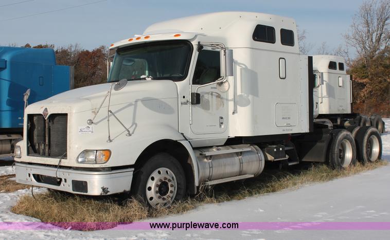image for item H8376 2007 International 9400i semi truck