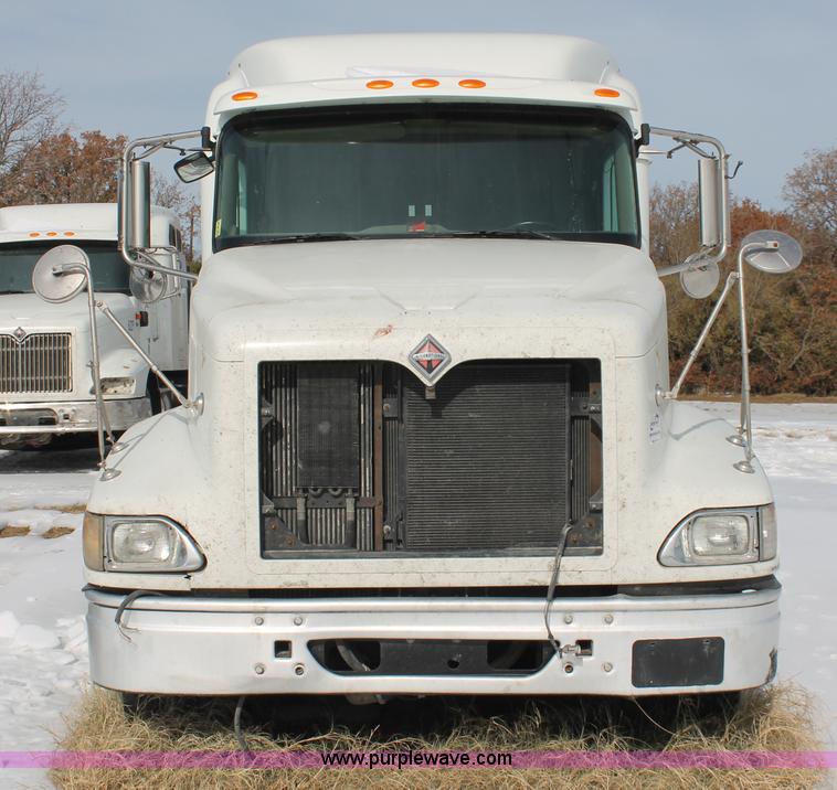 image for item H8376 2007 International 9400i semi truck