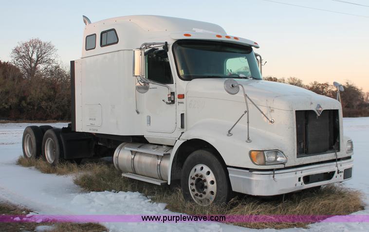 image for item H8376 2007 International 9400i semi truck