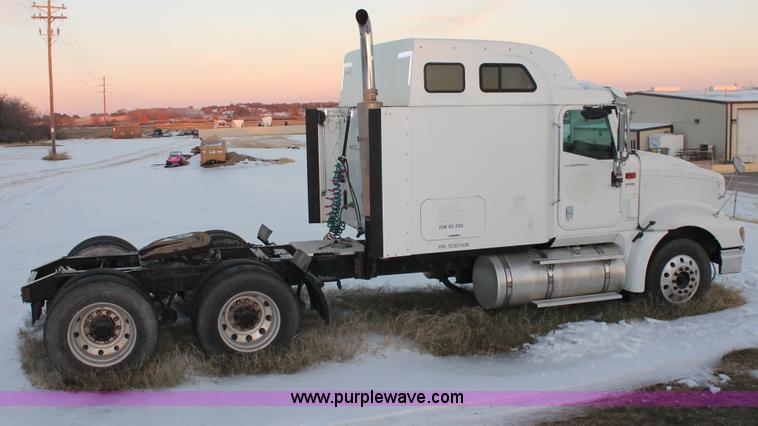 image for item H8376 2007 International 9400i semi truck