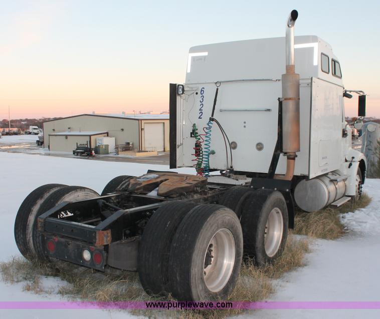 image for item H8376 2007 International 9400i semi truck