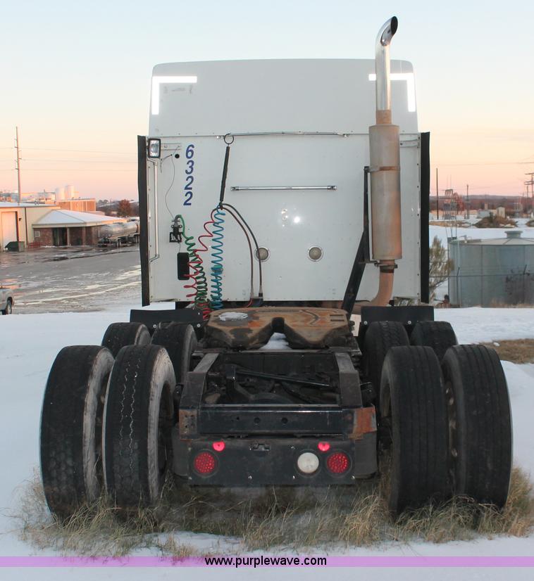 image for item H8376 2007 International 9400i semi truck