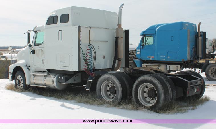 image for item H8376 2007 International 9400i semi truck