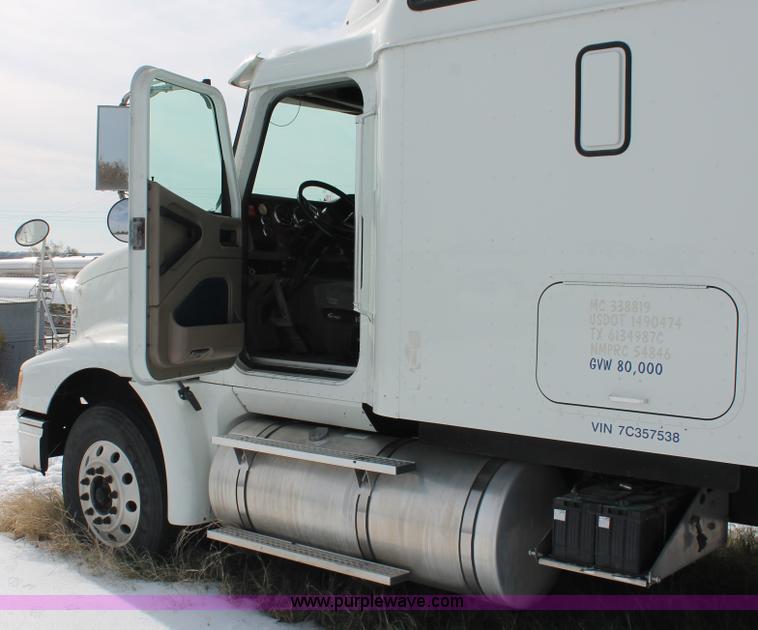 image for item H8376 2007 International 9400i semi truck
