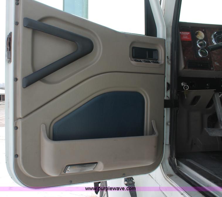 image for item H8376 2007 International 9400i semi truck