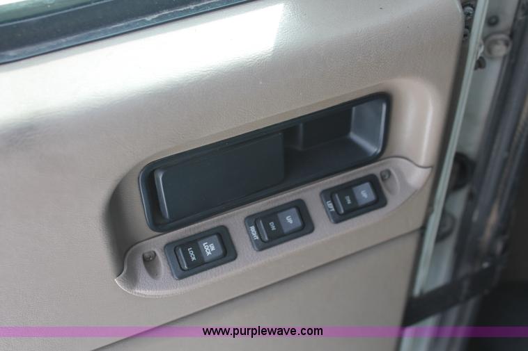 image for item H8376 2007 International 9400i semi truck