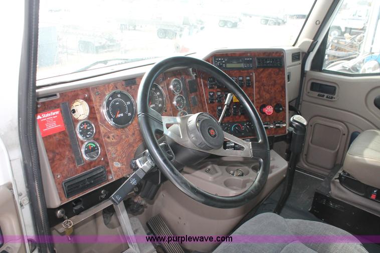 image for item H8376 2007 International 9400i semi truck