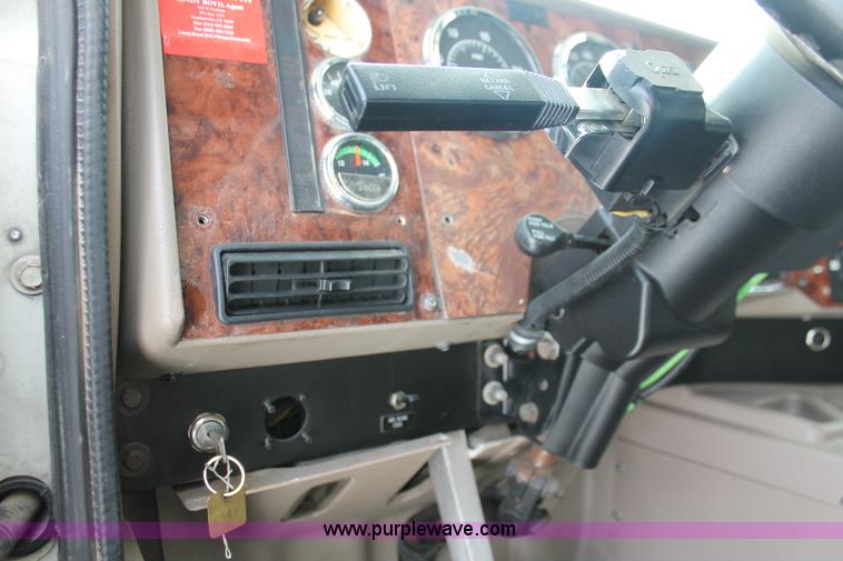 image for item H8376 2007 International 9400i semi truck