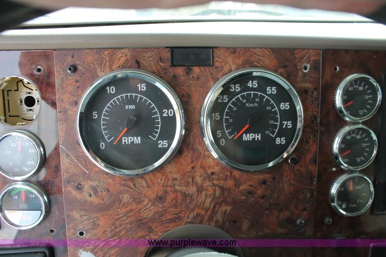 image for item H8376 2007 International 9400i semi truck