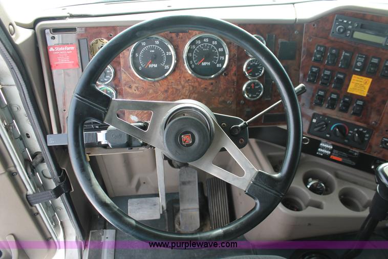 image for item H8376 2007 International 9400i semi truck