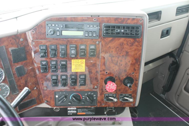 image for item H8376 2007 International 9400i semi truck