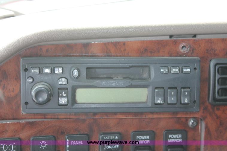 image for item H8376 2007 International 9400i semi truck