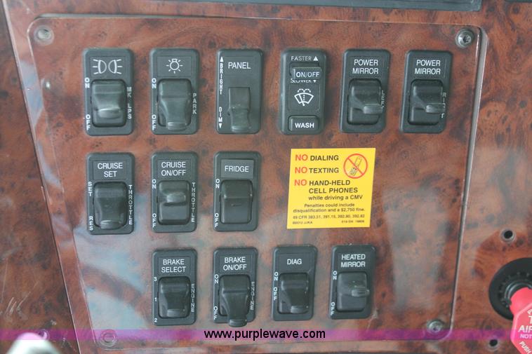 image for item H8376 2007 International 9400i semi truck