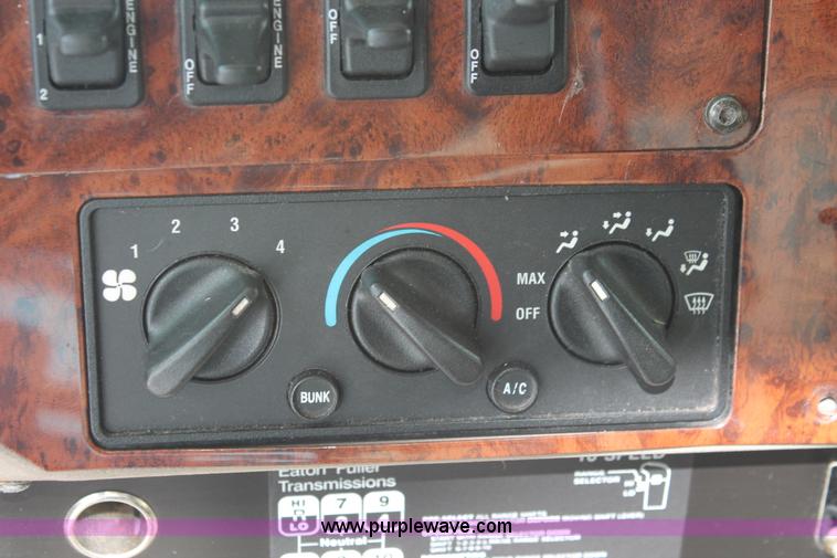 image for item H8376 2007 International 9400i semi truck