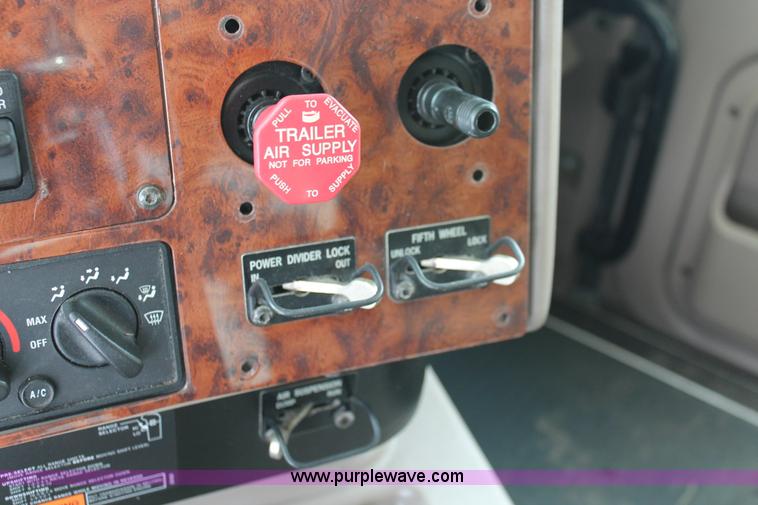 image for item H8376 2007 International 9400i semi truck