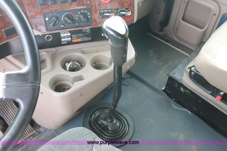 image for item H8376 2007 International 9400i semi truck