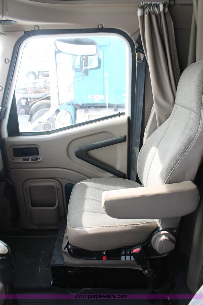 image for item H8376 2007 International 9400i semi truck