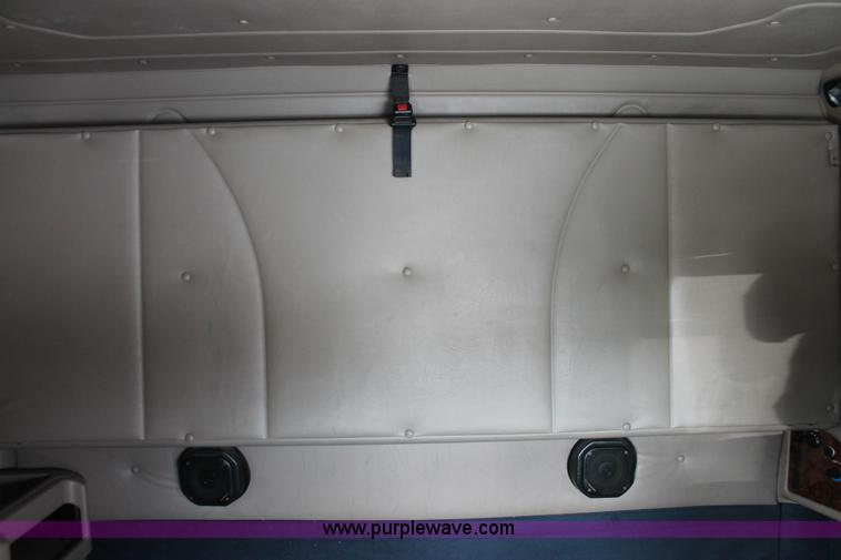 image for item H8376 2007 International 9400i semi truck