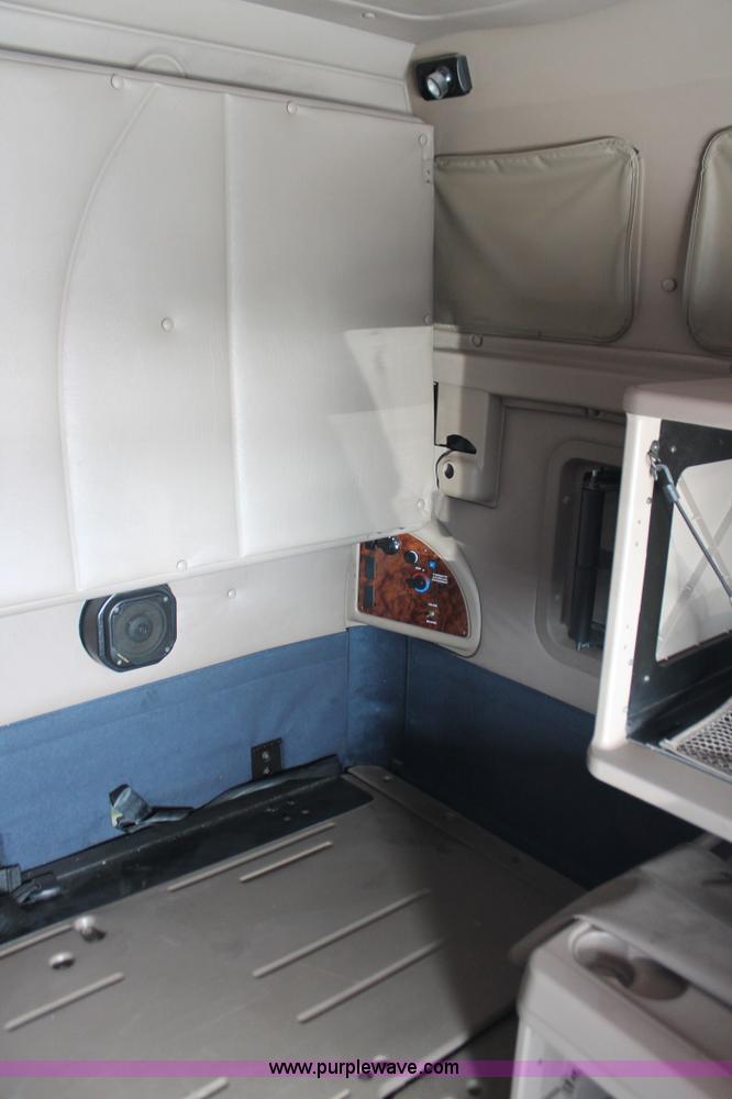 image for item H8376 2007 International 9400i semi truck