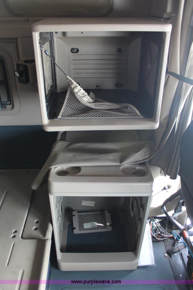 image for item H8376 2007 International 9400i semi truck